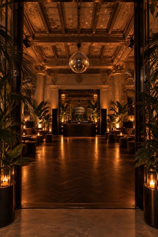 Sala de eventos con iluminación cálida